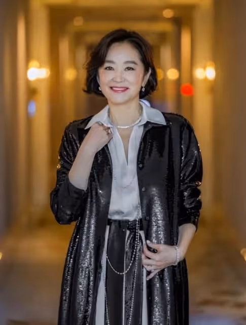 林青霞一家五口全家福,三個女兒完全繞開了她的優良基因!