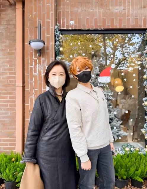 林青霞一家五口全家福,三個女兒完全繞開了她的優良基因!