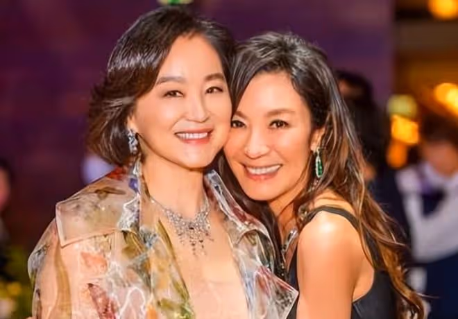 林青霞一家五口全家福,三個女兒完全繞開了她的優良基因!