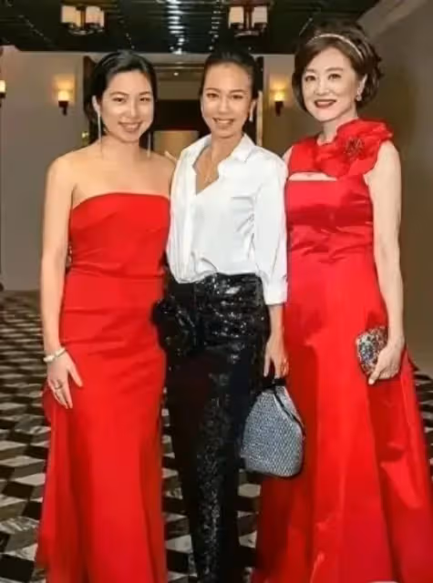 林青霞一家五口全家福,三個女兒完全繞開了她的優良基因!
