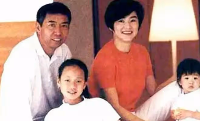 林青霞一家五口全家福,三個女兒完全繞開了她的優良基因!