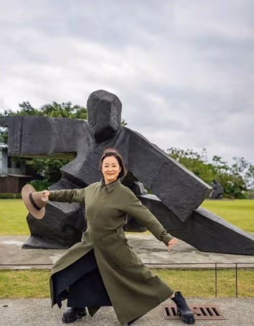 林青霞一家五口全家福,三個女兒完全繞開了她的優良基因!
