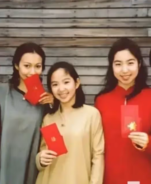 林青霞一家五口全家福,三個女兒完全繞開了她的優良基因!