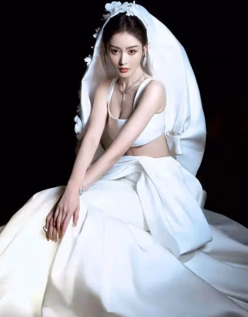 張天愛身穿白色背心搭配魚尾裙身材曼妙,優雅高貴,好養眼 !