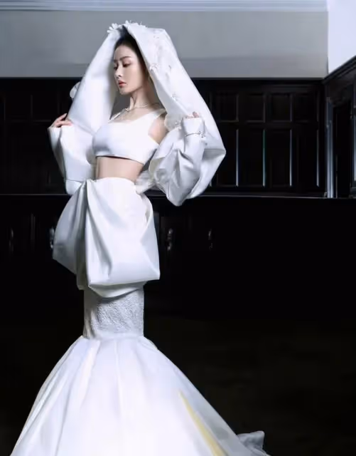 張天愛身穿白色背心搭配魚尾裙身材曼妙,優雅高貴,好養眼 !