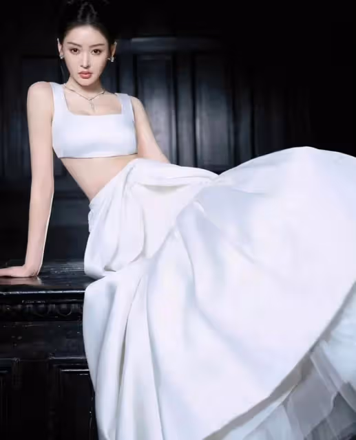 張天愛身穿白色背心搭配魚尾裙身材曼妙,優雅高貴,好養眼 !