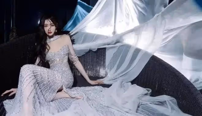 張天愛身穿白色背心搭配魚尾裙身材曼妙,優雅高貴,好養眼 !