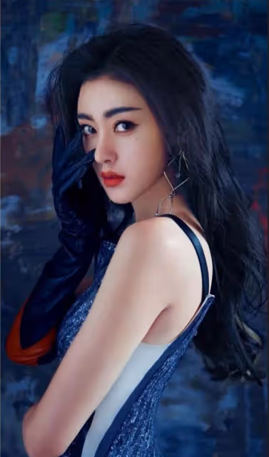 張天愛身穿白色背心搭配魚尾裙身材曼妙,優雅高貴,好養眼 !