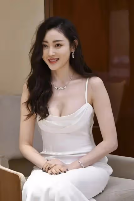 張天愛身穿白色背心搭配魚尾裙身材曼妙,優雅高貴,好養眼 !