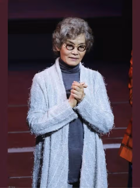 被潘虹的老年狀態驚艷:69歲的她頭髮花白,穿衣極簡卻高級有氣質