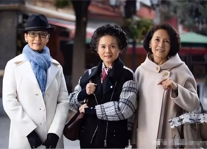 被潘虹的老年狀態驚艷:69歲的她頭髮花白,穿衣極簡卻高級有氣質