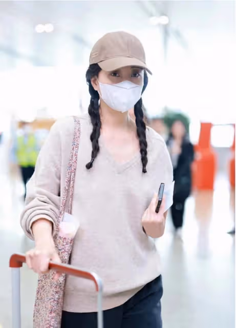 殷桃又帶火了「佛系」穿搭:開衫+小黑褲+帆布袋,時髦減齡又洋氣