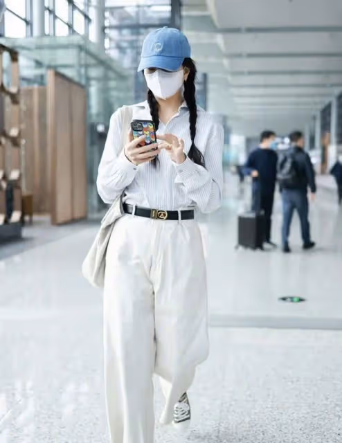 殷桃又帶火了「佛系」穿搭:開衫+小黑褲+帆布袋,時髦減齡又洋氣