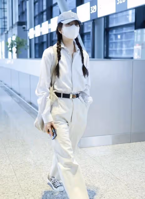 殷桃又帶火了「佛系」穿搭:開衫+小黑褲+帆布袋,時髦減齡又洋氣