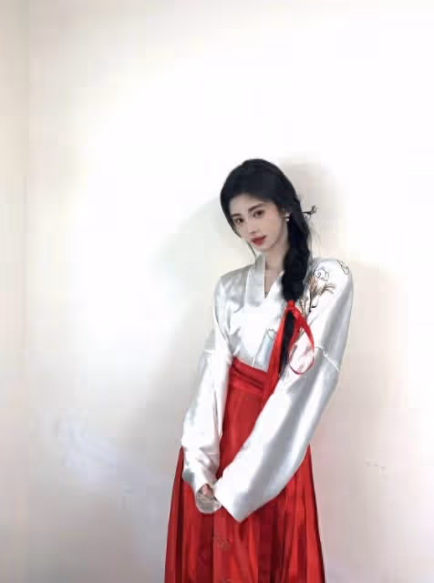 鞠婧禕不愧為時髦精!漢服穿搭穿搭出個人風格,展現古典韻味