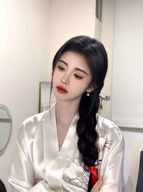 鞠婧禕不愧為時髦精!漢服穿搭穿搭出個人風格,展現古典韻味