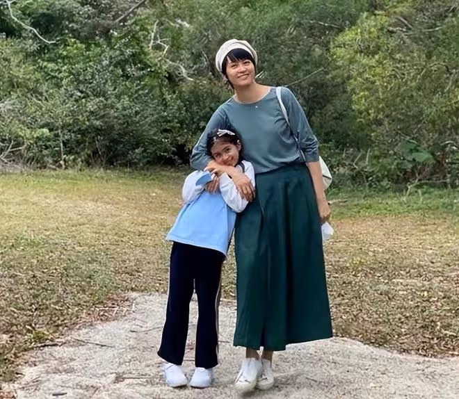 46歲梁詠琪街頭被偶遇!穿黑連衣裙又黑又壯太嚴肅,比路人高一頭