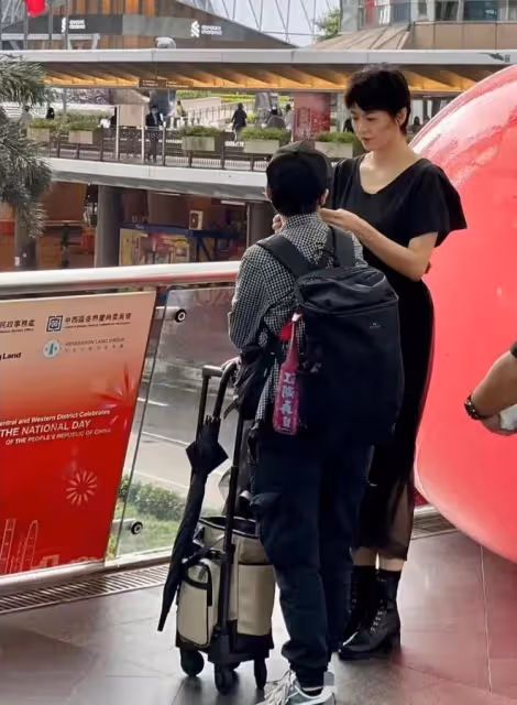 46歲梁詠琪街頭被偶遇!穿黑連衣裙又黑又壯太嚴肅,比路人高一頭