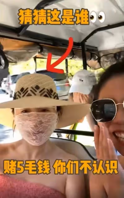 41歲霍思燕要放飛呀!穿抹胸泳裝天鵝跳白的反光,胸口的痣太性感
