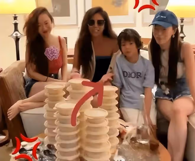 41歲霍思燕要放飛呀!穿抹胸泳裝天鵝跳白的反光,胸口的痣太性感
