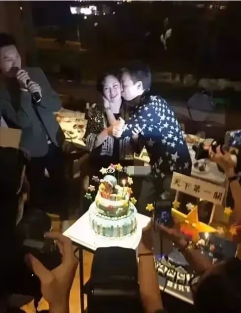何超瓊為男閨蜜慶生!被男閨蜜抱著親吻好尷尬,何超盈還是這麼胖