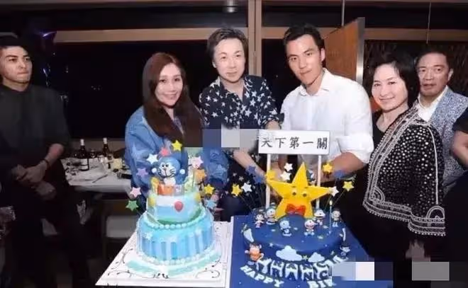 何超瓊為男閨蜜慶生!被男閨蜜抱著親吻好尷尬,何超盈還是這麼胖