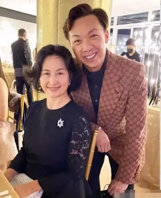 何超瓊為男閨蜜慶生!被男閨蜜抱著親吻好尷尬,何超盈還是這麼胖