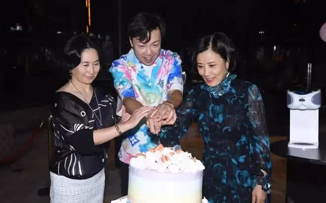 何超瓊為男閨蜜慶生!被男閨蜜抱著親吻好尷尬,何超盈還是這麼胖