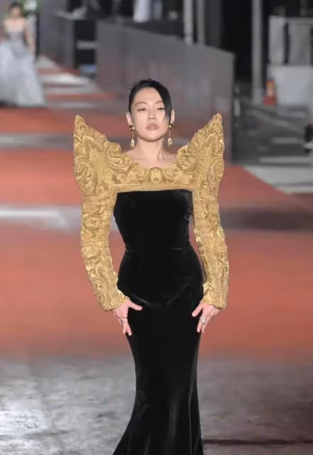 小S真把自己當女王!金鐘獎紅毯禮服數她高調,林志玲老公來撈金