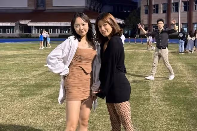 賈靜雯會不會上火?大女兒穿漁網襪自拍險走光,打底外穿身材豐腴