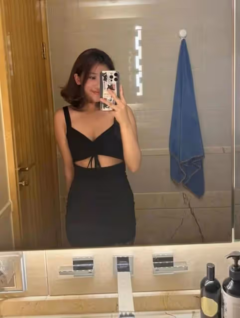 賈靜雯會不會上火?大女兒穿漁網襪自拍險走光,打底外穿身材豐腴