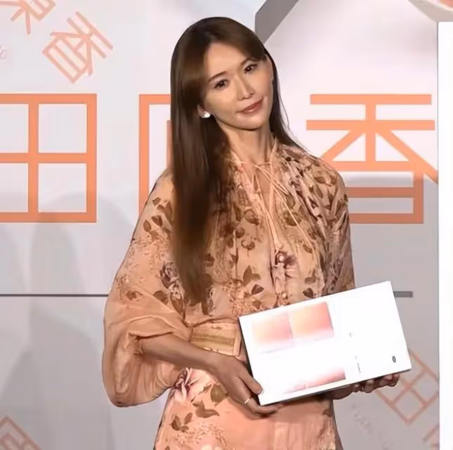 47歲林志玲回國內撈金!生子後肉眼可見憔悴成黃臉,台上傷心抹淚
