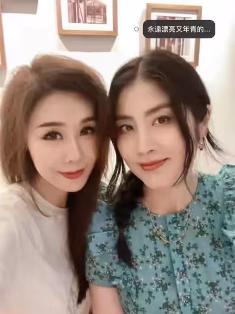 陳慧琳罕帶富豪老公參加派對!穿超短裙超嫩,他身材魁梧撞臉賈冰