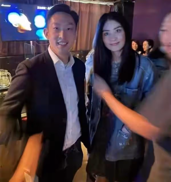 陳慧琳罕帶富豪老公參加派對!穿超短裙超嫩,他身材魁梧撞臉賈冰