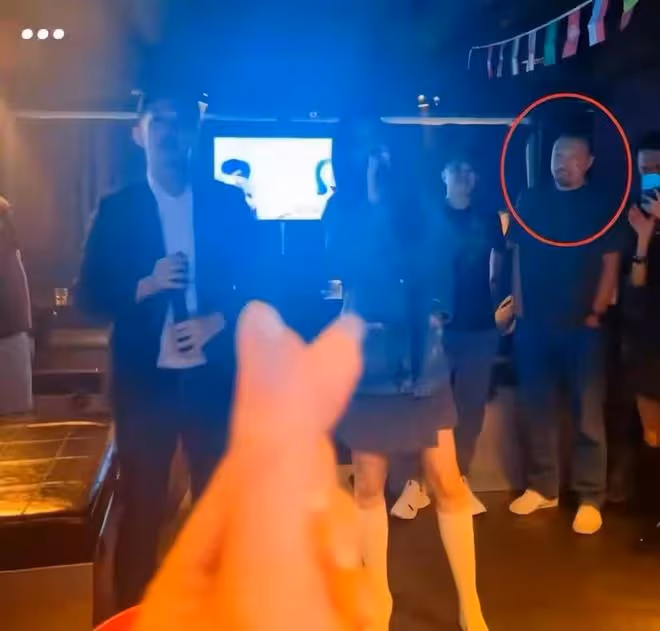 陳慧琳罕帶富豪老公參加派對!穿超短裙超嫩,他身材魁梧撞臉賈冰