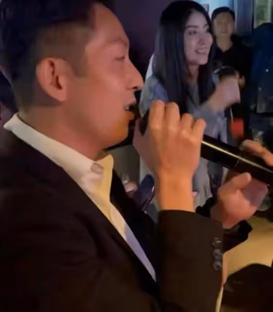 陳慧琳罕帶富豪老公參加派對!穿超短裙超嫩,他身材魁梧撞臉賈冰