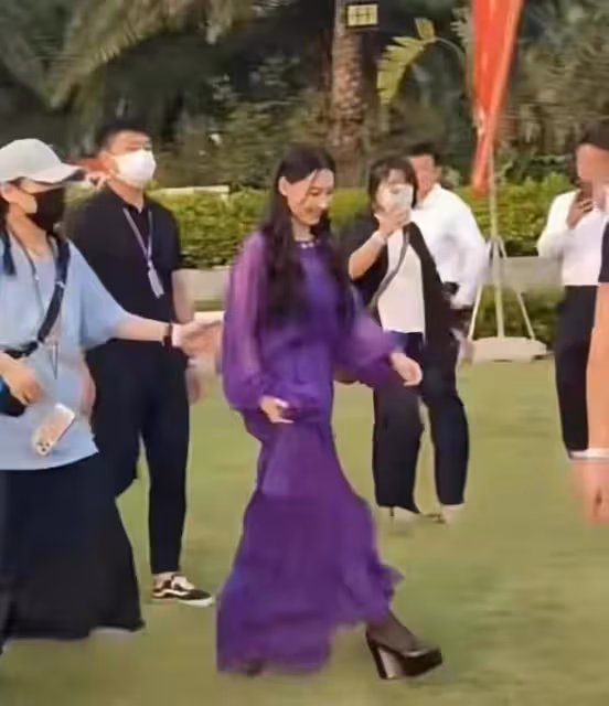 42歲張柏芝現身集體婚禮!新郎們拿手機狂拍看呆了,生圖滿臉油光