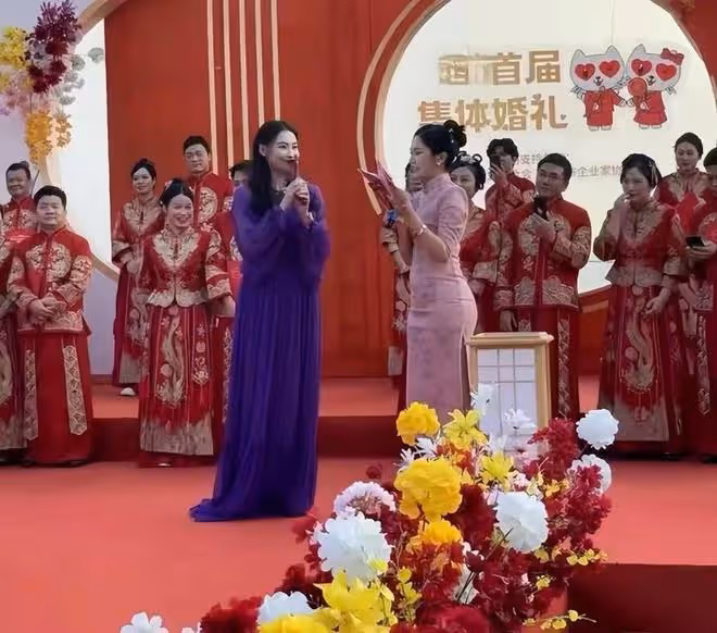 42歲張柏芝現身集體婚禮!新郎們拿手機狂拍看呆了,生圖滿臉油光
