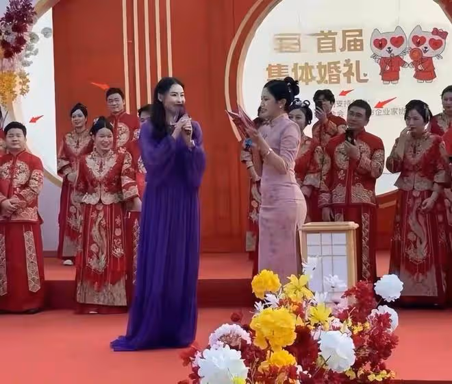 42歲張柏芝現身集體婚禮!新郎們拿手機狂拍看呆了,生圖滿臉油光