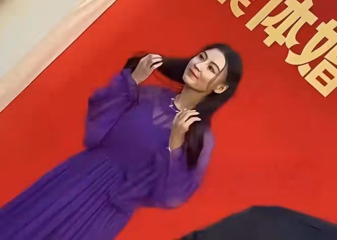 42歲張柏芝現身集體婚禮!新郎們拿手機狂拍看呆了,生圖滿臉油光