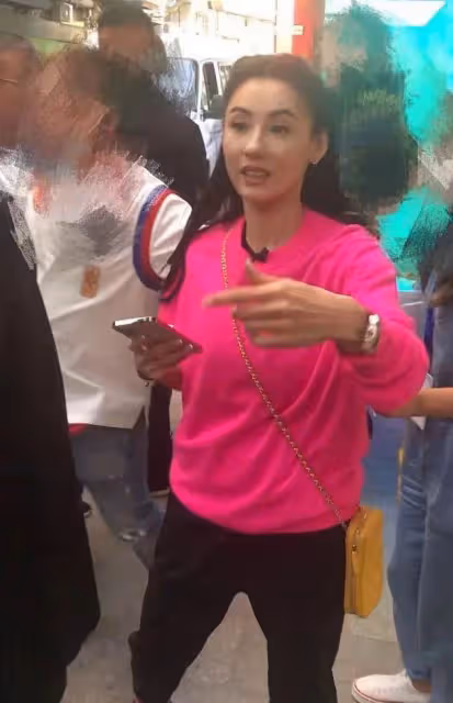 42歲張柏芝現身集體婚禮!新郎們拿手機狂拍看呆了,生圖滿臉油光