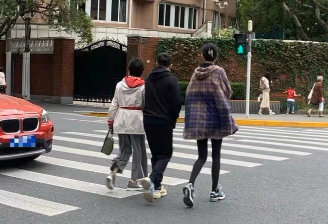 奚夢瑤罕帶父母現身!同框四太身高驚人,四太抱孫女站C位變矮人