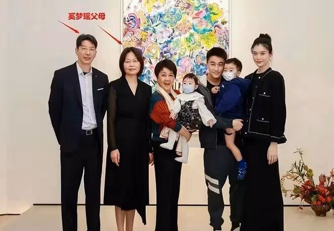 奚夢瑤罕帶父母現身!同框四太身高驚人,四太抱孫女站C位變矮人