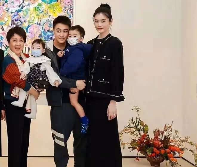 奚夢瑤罕帶父母現身!同框四太身高驚人,四太抱孫女站C位變矮人