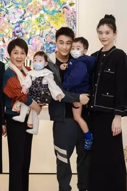 奚夢瑤罕帶父母現身!同框四太身高驚人,四太抱孫女站C位變矮人