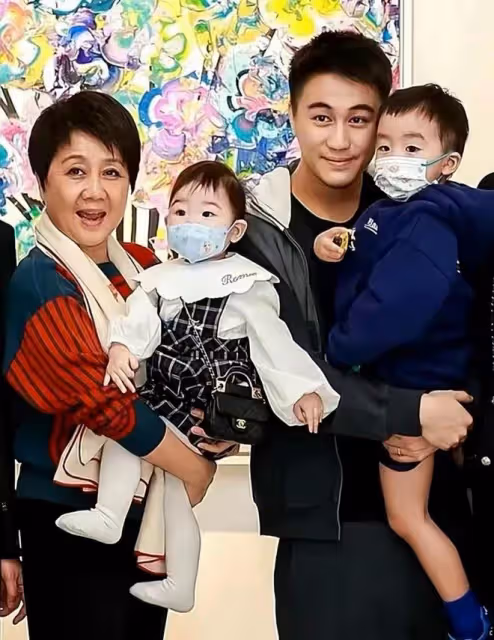 奚夢瑤罕帶父母現身!同框四太身高驚人,四太抱孫女站C位變矮人
