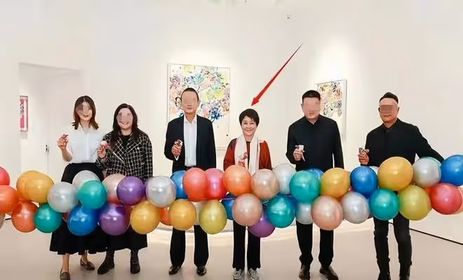 奚夢瑤罕帶父母現身!同框四太身高驚人,四太抱孫女站C位變矮人