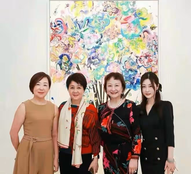 奚夢瑤罕帶父母現身!同框四太身高驚人,四太抱孫女站C位變矮人