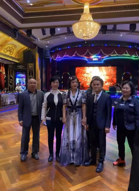 劉曉慶70大壽真氣派!與富商丈夫共舞超甜蜜,臉卻又僵又腫沒眼看