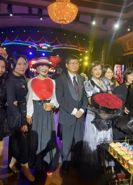 劉曉慶70大壽真氣派!與富商丈夫共舞超甜蜜,臉卻又僵又腫沒眼看